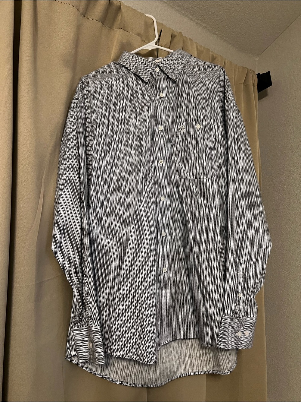 Wrangler Men’s Blue and WhitePattern Long-Sleeve Dress Shirt
